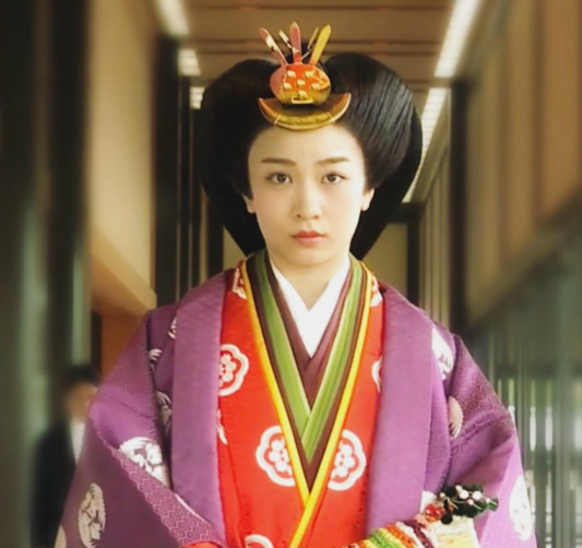 佳子公主十二单风姿绰约,上热搜被赞养眼,酒红洋装更是清丽无双