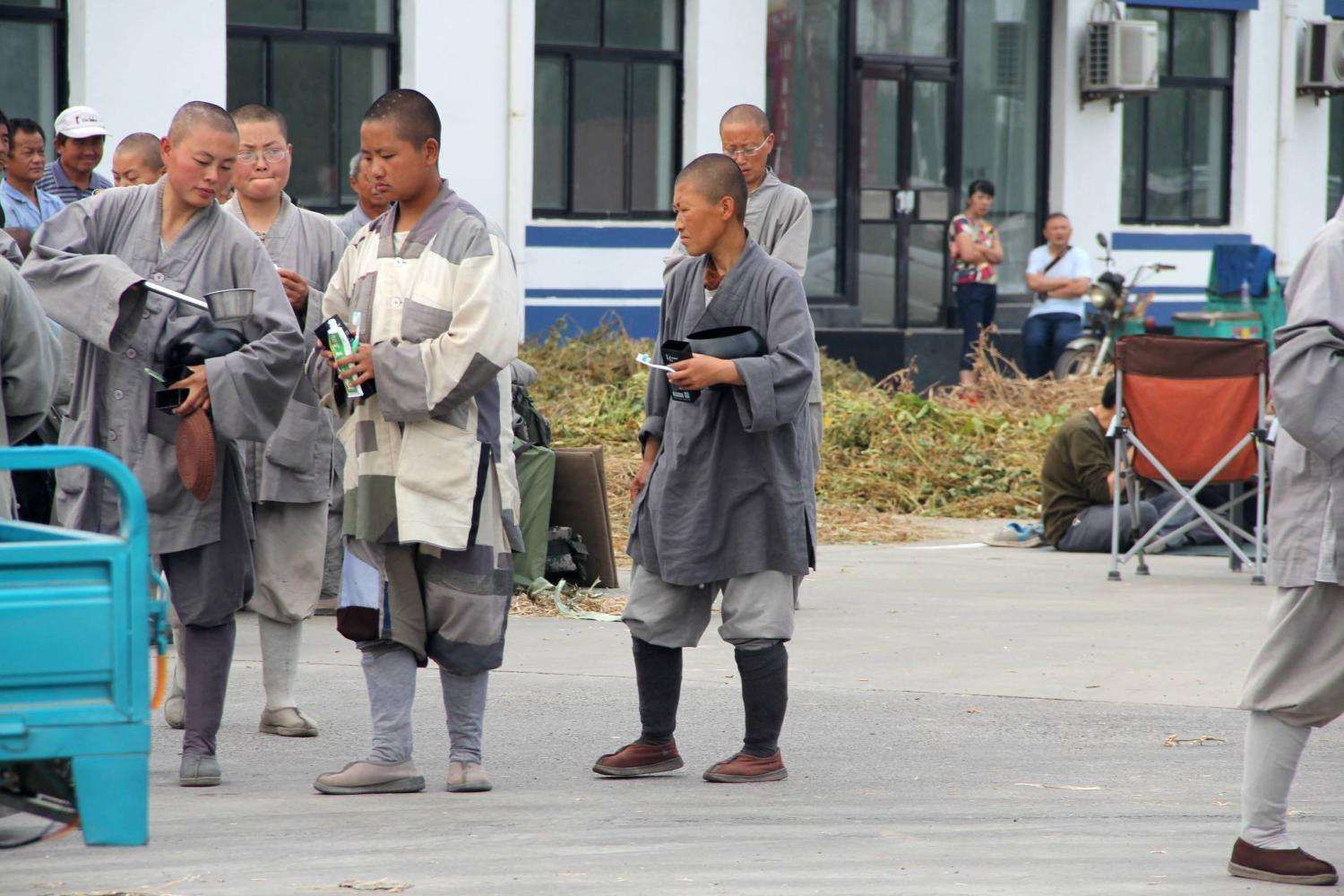 1992年她的《问花》获得谷崎润一郎奖,还有她花十年时间翻译的《源氏