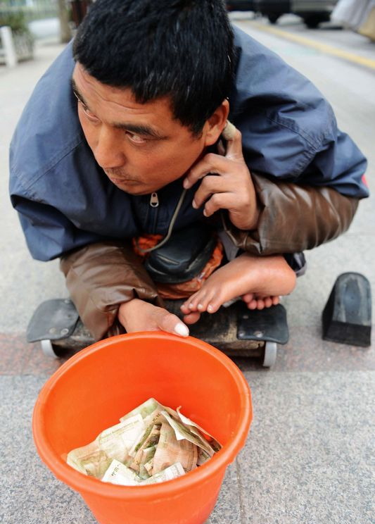 在街头遇见残疾人乞丐 你是否会停下匆匆脚步伸出援手?