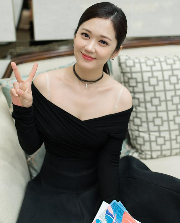 张娜拉身穿黑色裙子,很是优雅