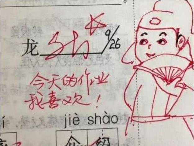 老师在作业上"画画",用心批改作业,温暖不少小学生