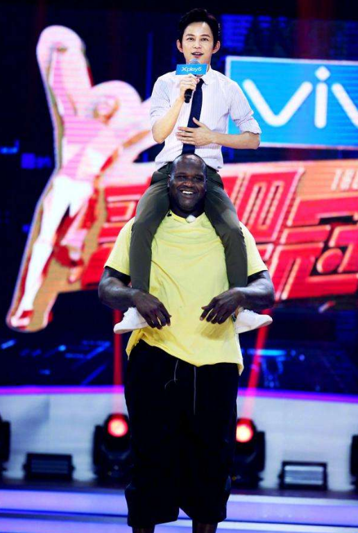 奥尼尔跟普通人身材差距有多大?何炅小鸟依人,泰森霸气全无