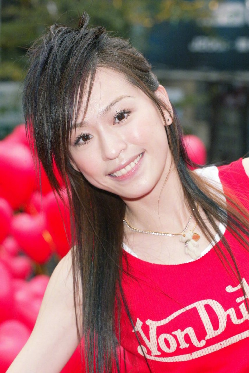 2005年,王心凌的一组活动美照,简单的背心配短裙青春洋溢,没有滤镜的