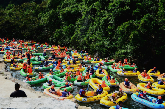 酷热难耐,清远黄腾峡万名游客漂流"下饺子"