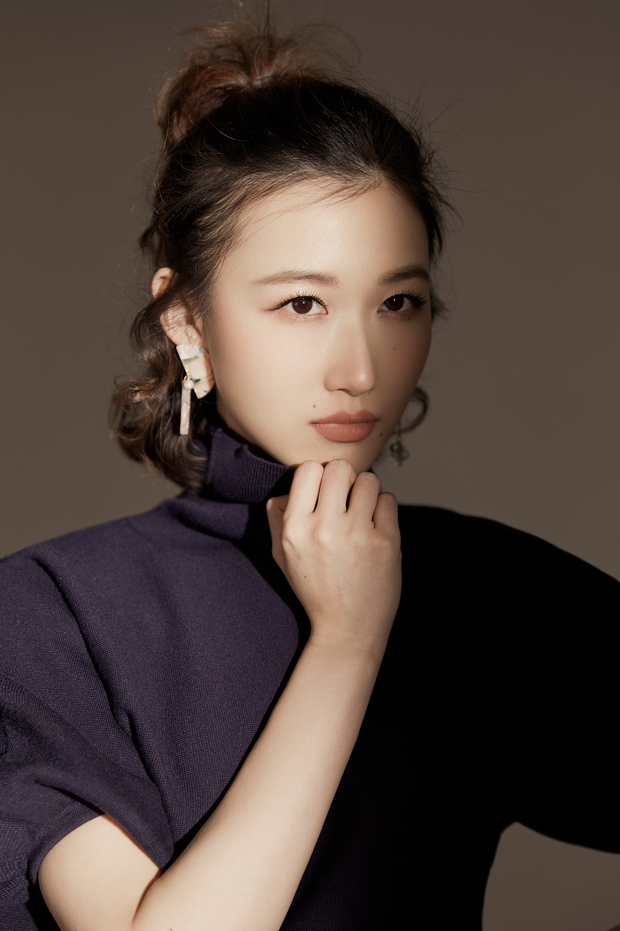 俏皮的半丸子头配上独特的笑颜魅力,英气十足.