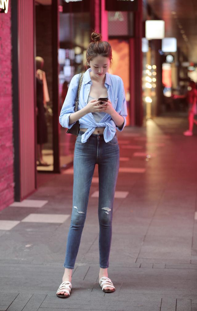 路人街拍:穿搭连衣裙的小姐姐给人的第一感觉就是时尚性感