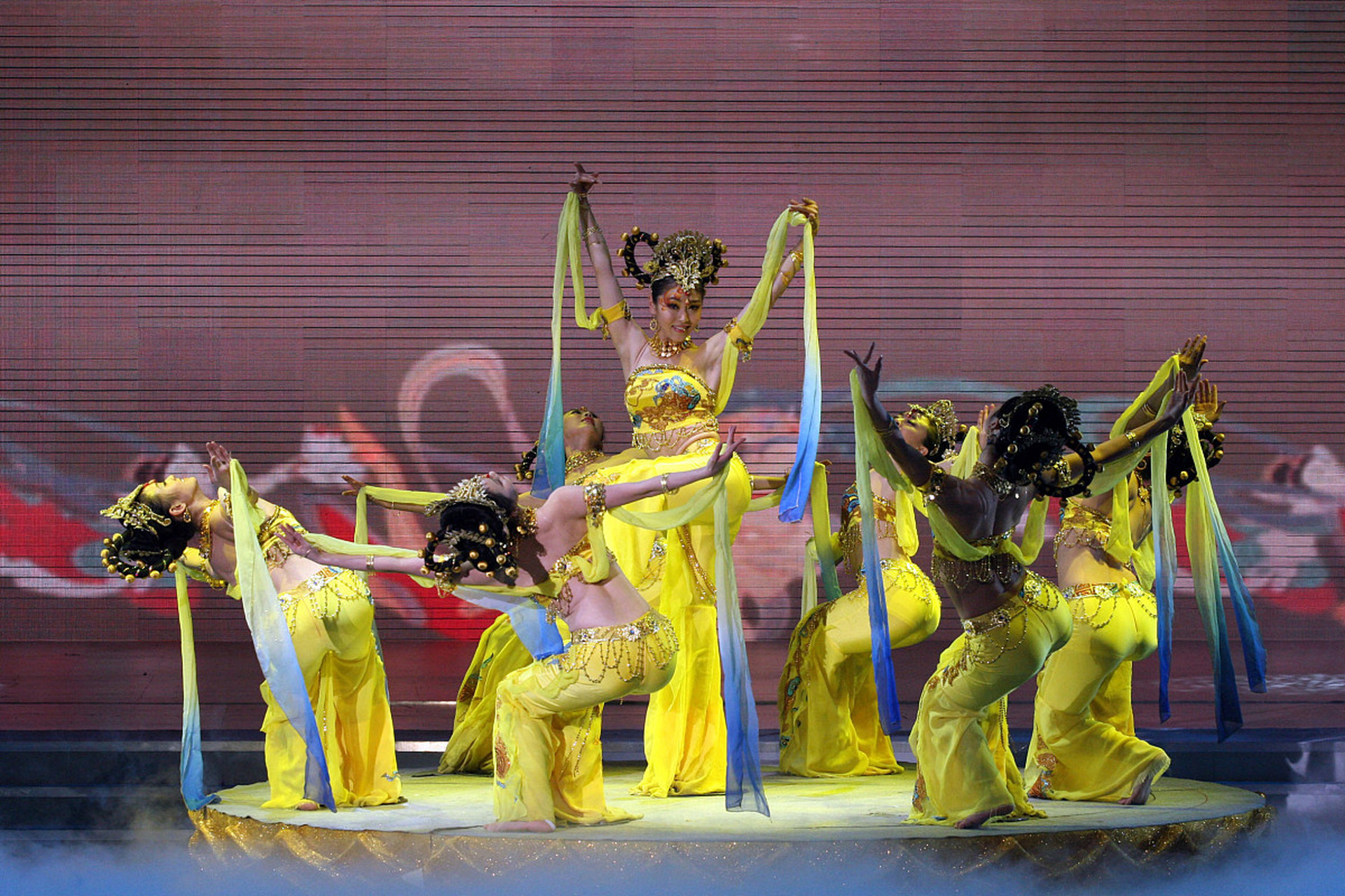 表演形式:敦煌舞蹈以舞蹈表演为主,结合音乐,服饰,道具等要素,通过