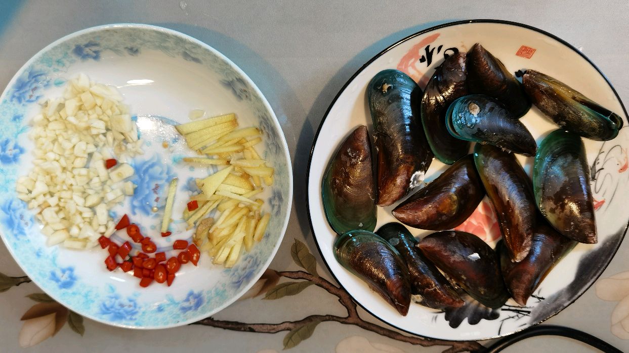 炒淡菜喽!你吃过淡菜吗?会做吗?淡菜不是菜,是海鲜贝壳喔