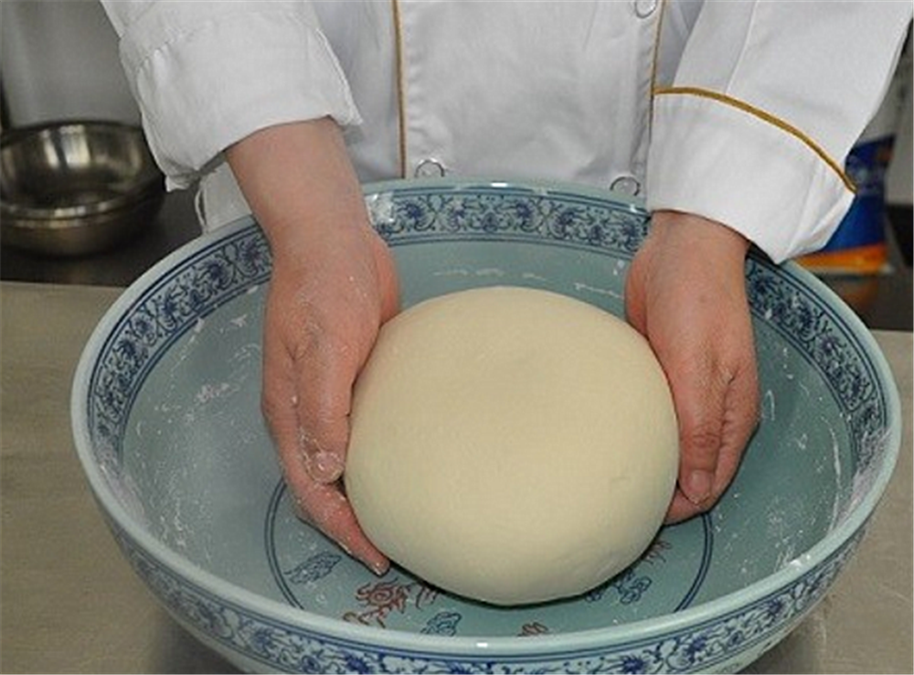 自制水晶包子:擀皮儿有"诀窍",一烫一和,皮儿薄又透馅儿还香