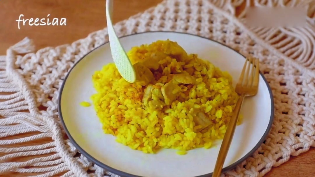 原来黄米饭是这样做出来的!一个电饭煲就可以制作的椰香姜黄鸡饭