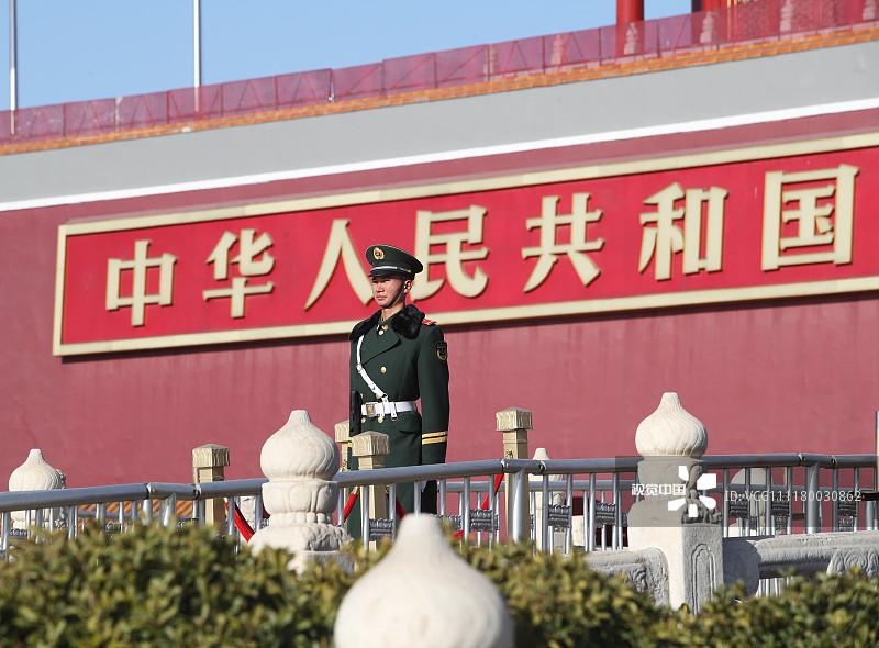 北京迎来降温天气 解放军战士顶寒风在天安门站岗执勤