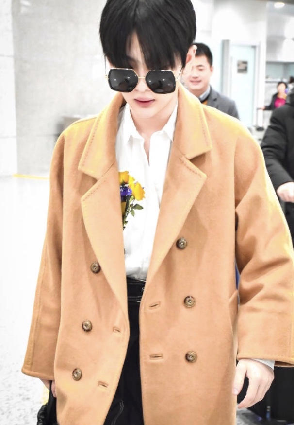 是特立独行还是真的时尚?周震南的机场穿搭让大家看不懂