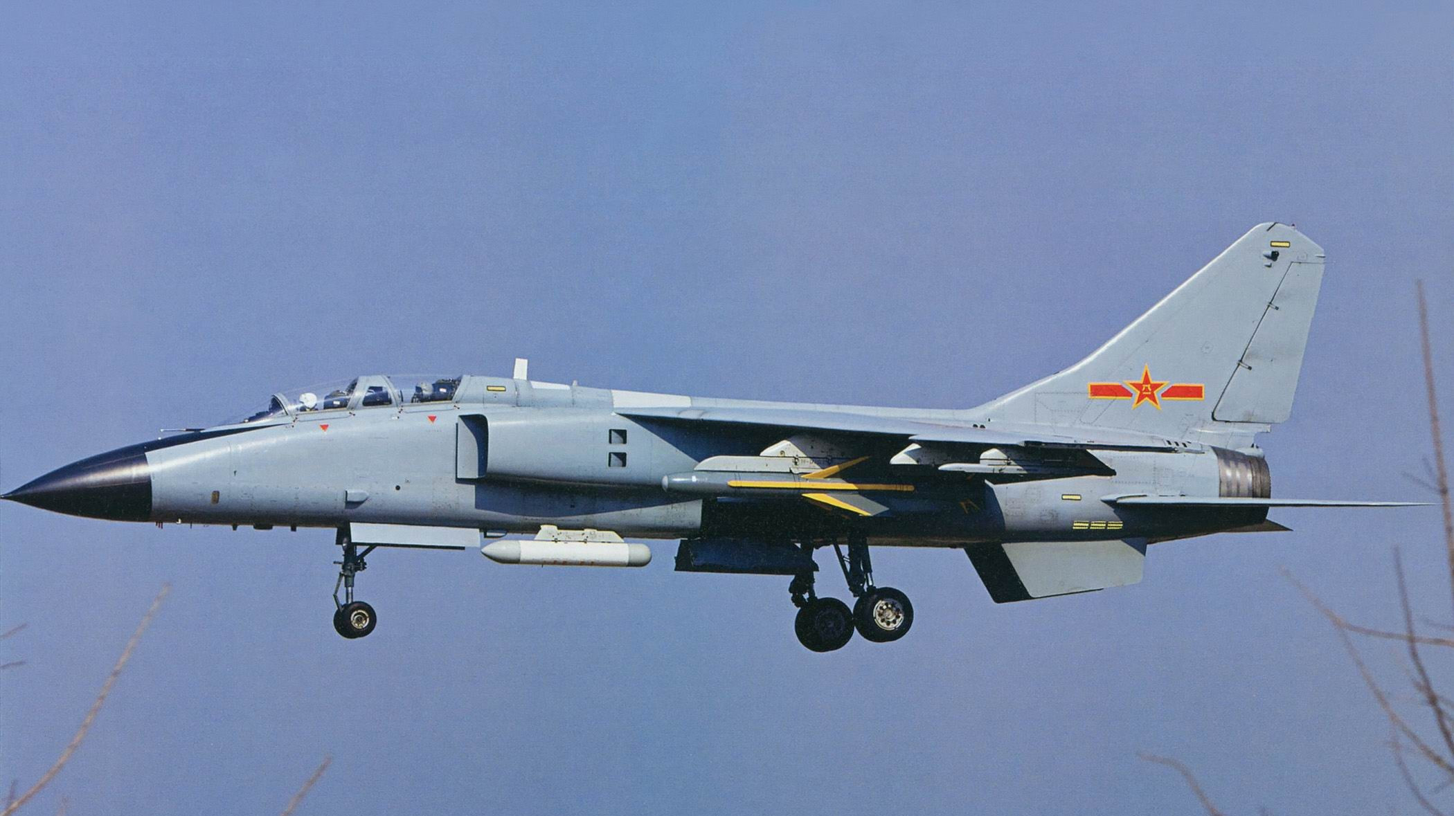 歼轰-7a:中国海军航空兵主力歼击轰炸机 具备强大的饱和攻击力