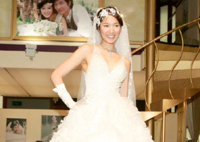 但是由于郑嘉颖烟瘾极大,这一点是李亚男所抗拒的