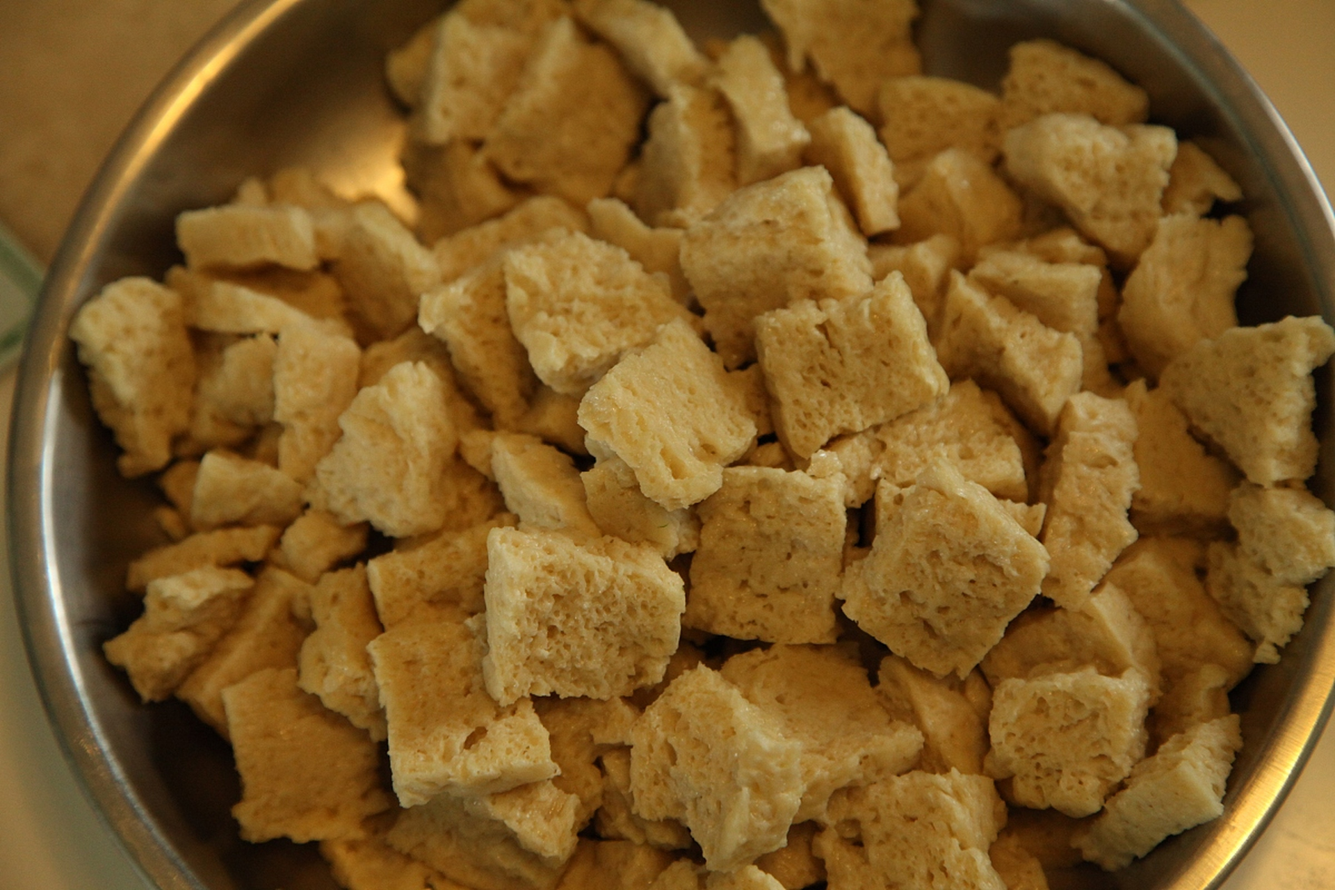 面筋是由小麦蛋白质构成的致密,网状,充满弹性的结构.