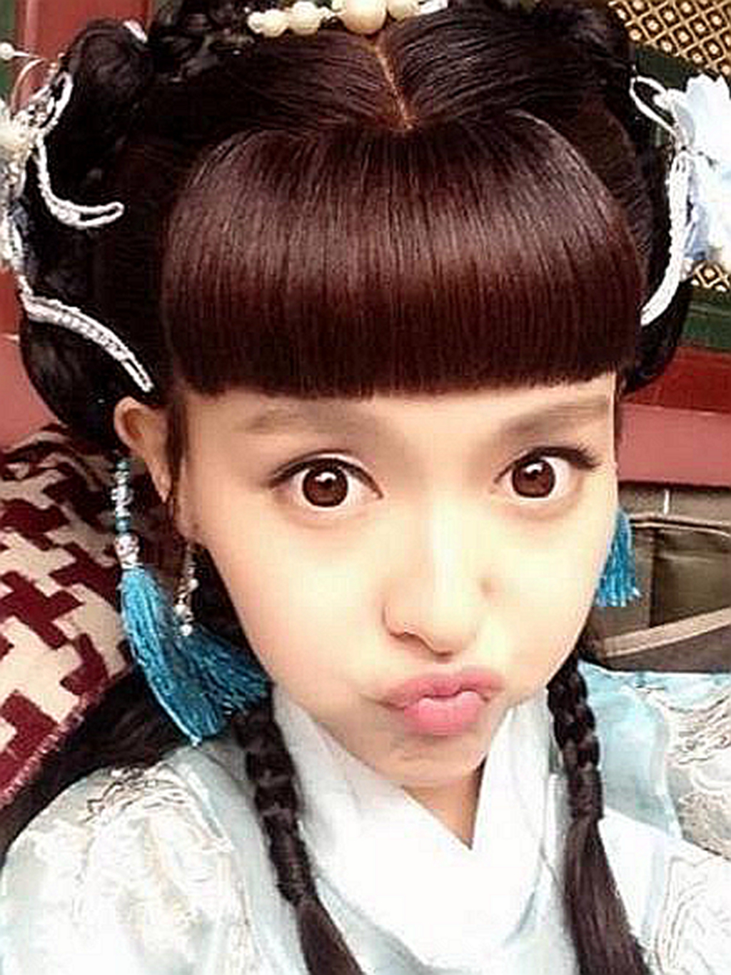 杨幂嘟嘴照,皮肤白皙,五官精致,是少女幂没错了!