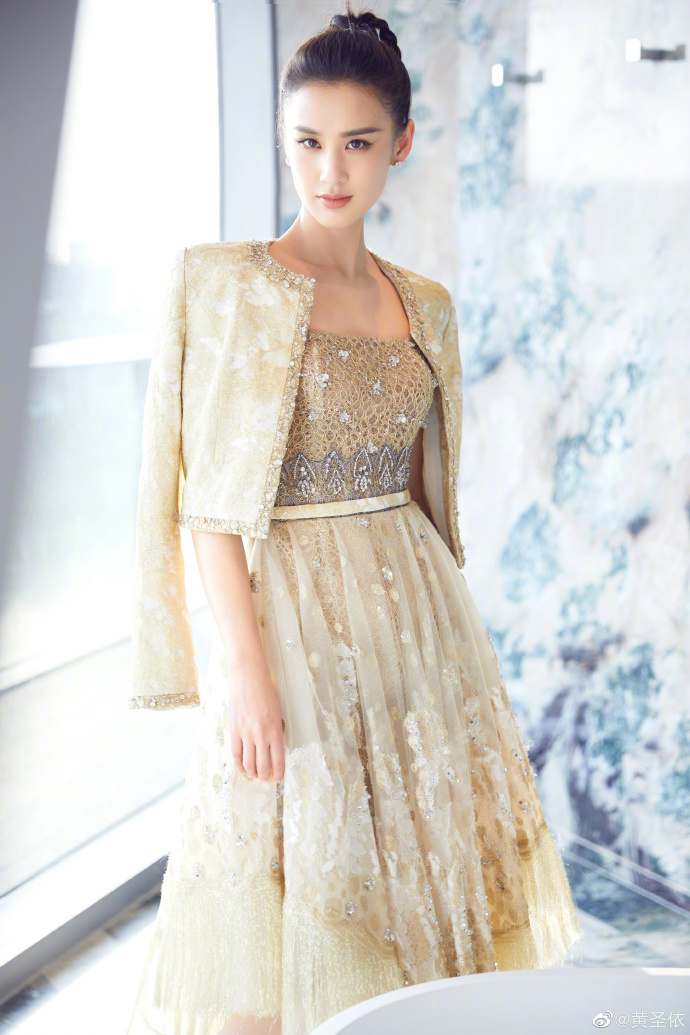 黄圣依出席西安时尚盛宴,小短裙丸子头,女神很高冷