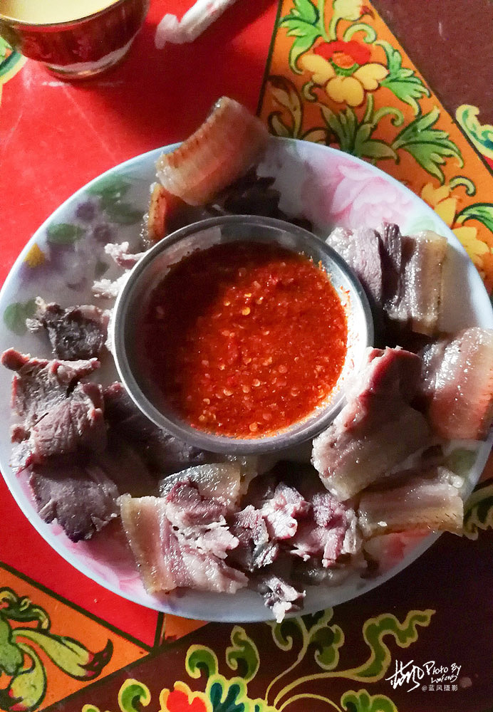 西藏的冰川脚下,藏餐馆老板家祖传的两件宝,百年石锅和易贡藏刀