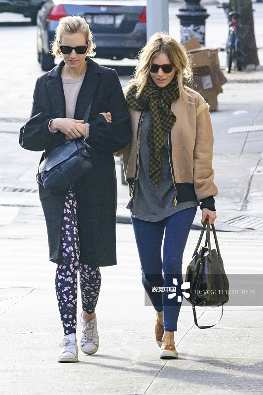 当地时间2018年12月3日,美国纽约,西耶娜·米勒(sienna miller)和友人