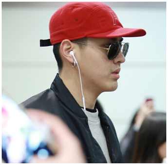他还特别喜欢反戴,精致帅气的外表,加上戴着一顶红色的帽子,更显得