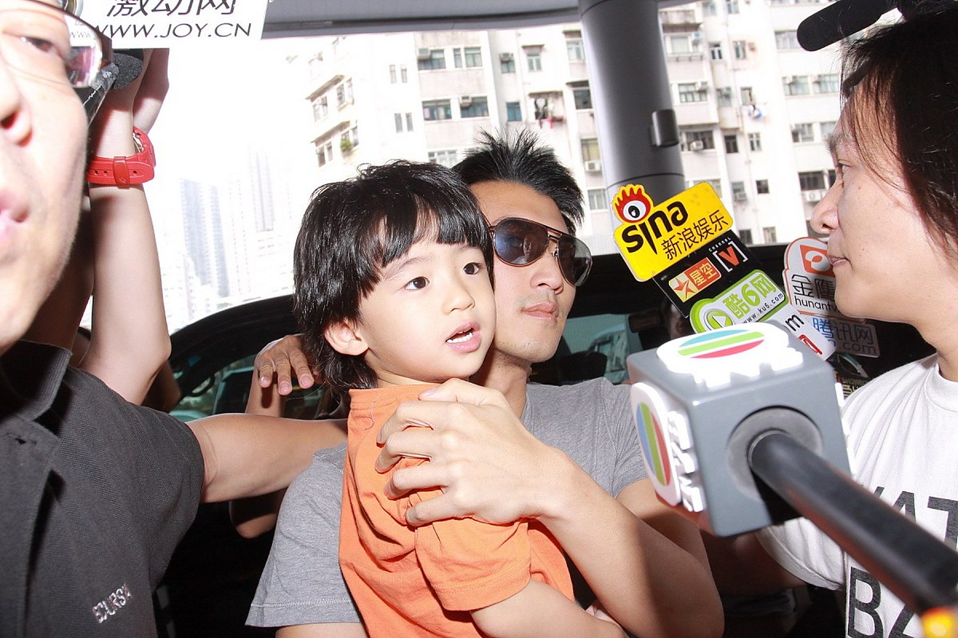 纸终于包不住火,张柏芝的大儿子谢振轩公开指责亲生父亲谢霆锋,透露