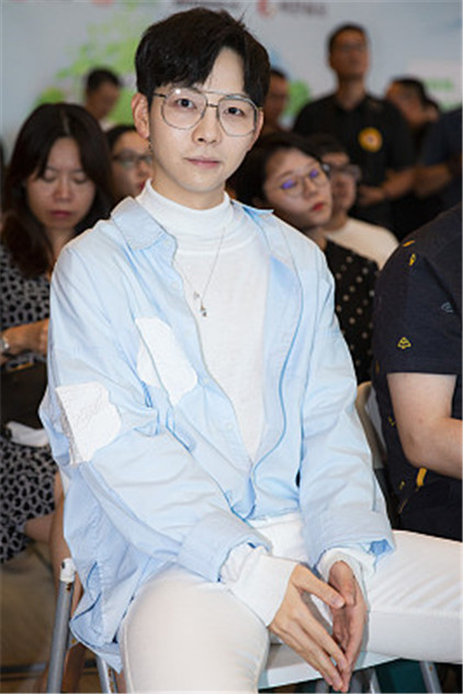 胡夏出席"地球守护者"活动 戴圆框眼镜显儒雅气质