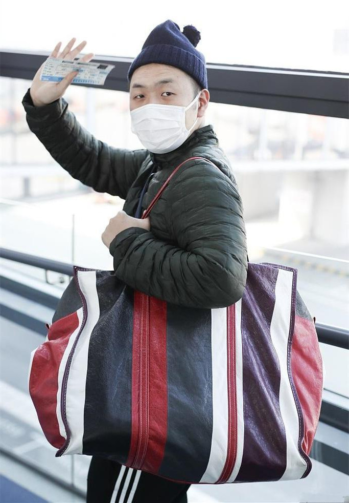 看了杜海涛的"农民工包",网友果断给女友买香奈儿,竟如此时尚