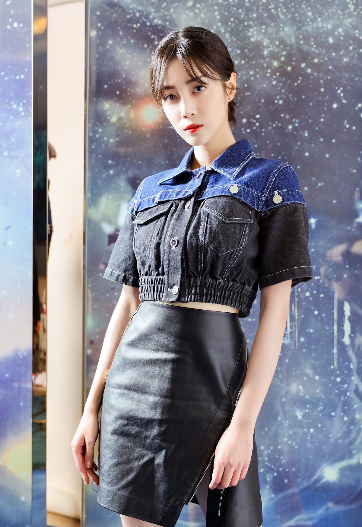 李溪芮真会穿丝绒西装搭配紧身裤穿出大长腿显腿长穿搭就学她