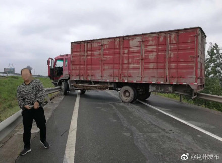 提醒:货车"拦路",小北门往荆州中方向车辆此时需绕行