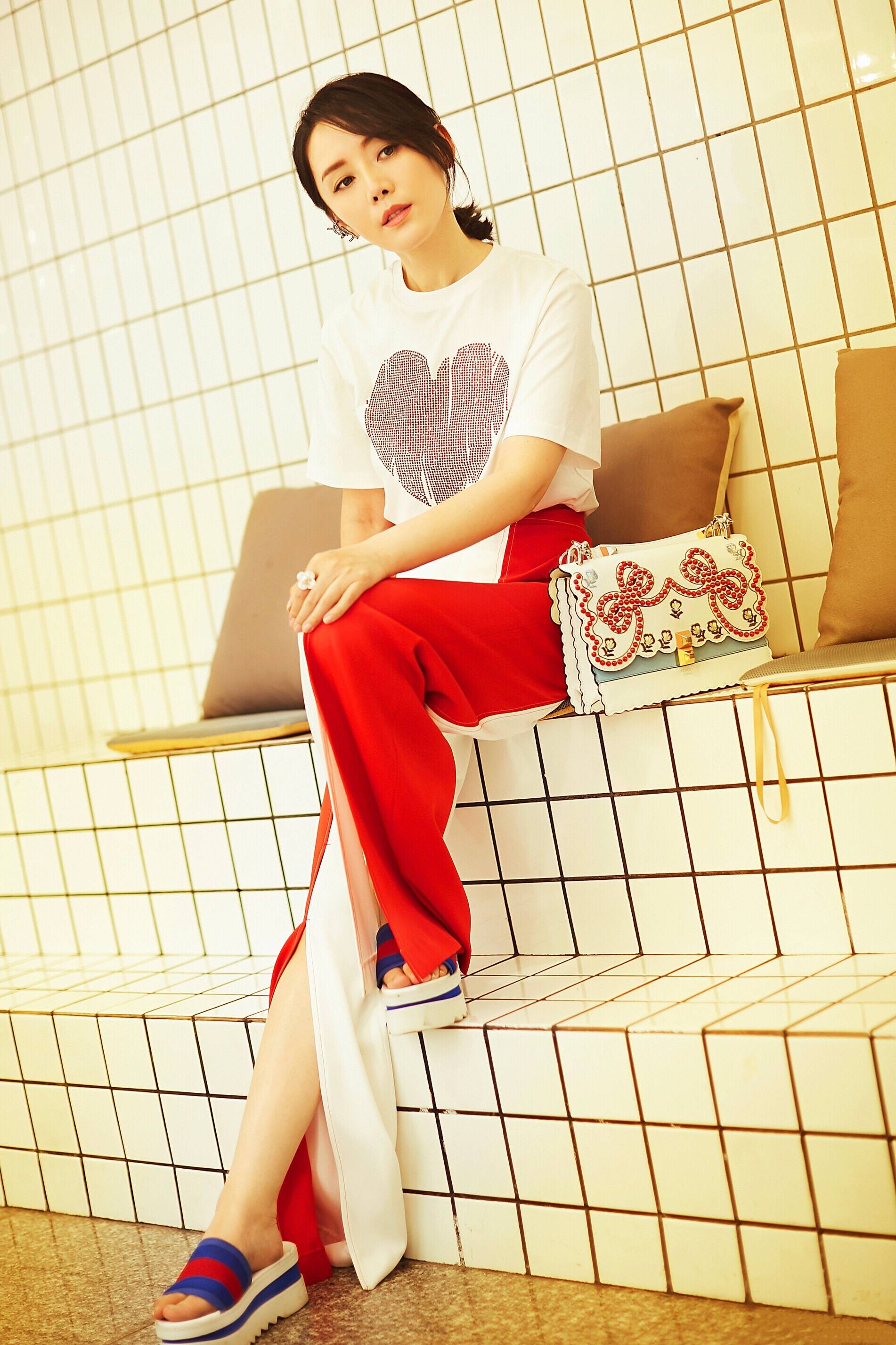 目前可以说是娱乐圈中红了很多年的一个女星了,这与她的努力息息相关!