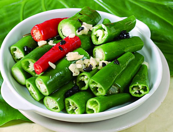 7.倒入调好的酱汁,中小火煮至入味即可出锅.