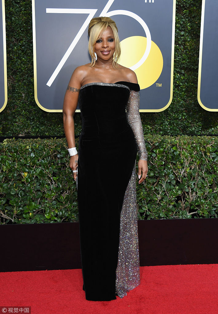 第75届金球奖:玛丽·j·布莱姬alberta ferretti金丝绒礼服性感