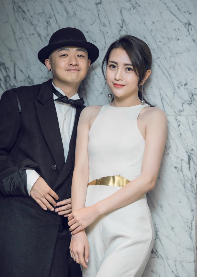 中国内地女节目主持人,演员包文婧,旁边这位是包文婧老公包贝尔,很