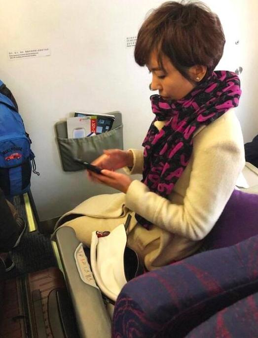 42岁欧阳夏丹素颜照,网友惊讶:妆前妆后两个人