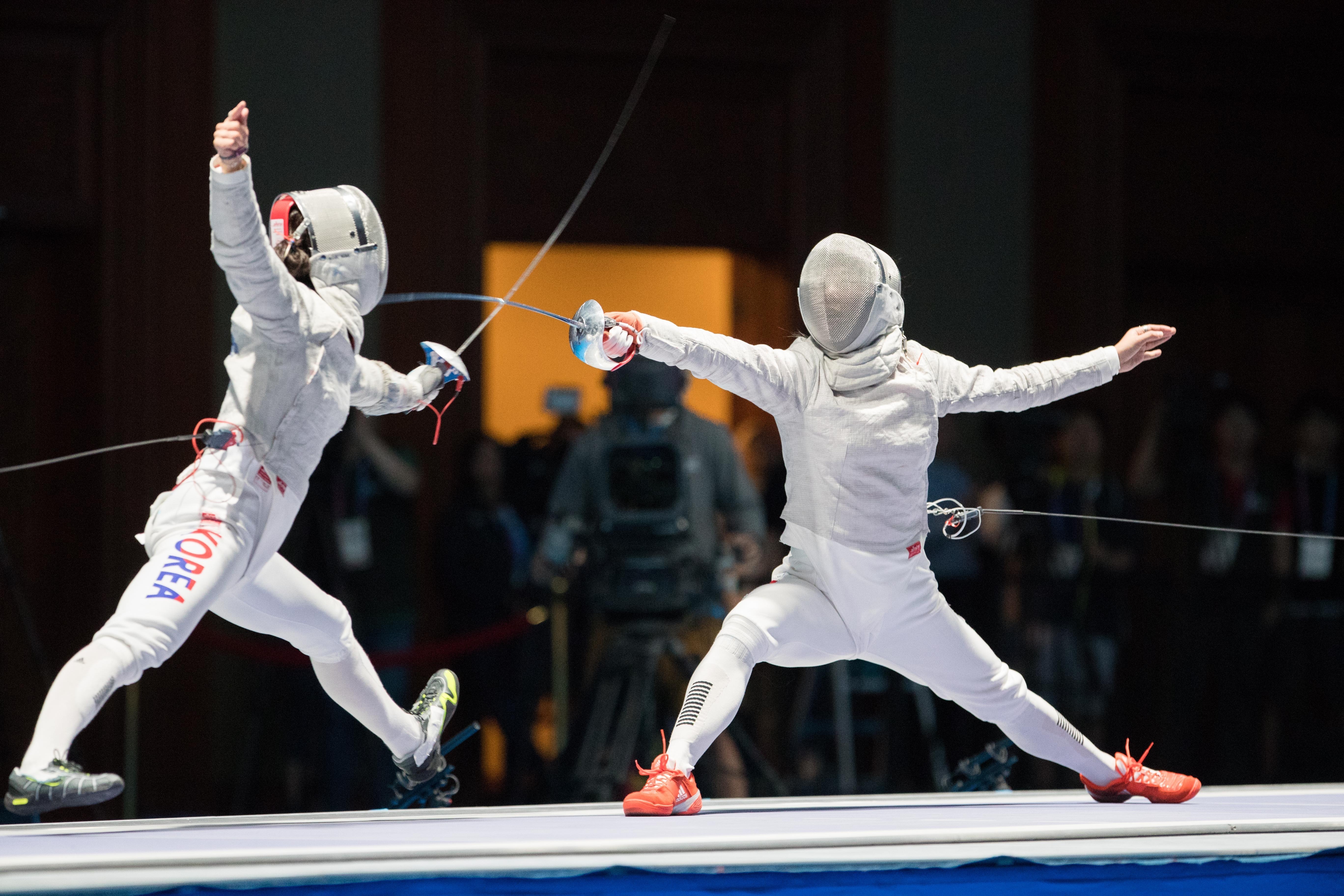 击剑——中国选手会师亚运会女子佩剑决赛(3)