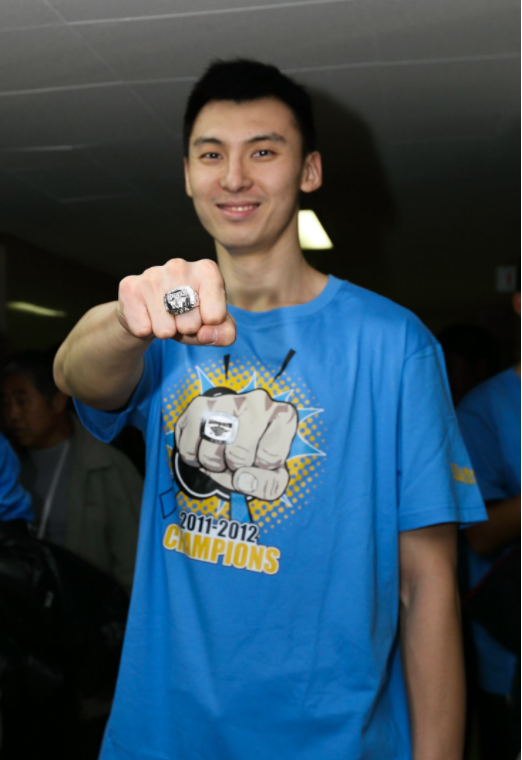 有情有义!首钢退役吉喆51号球衣,他患病后送美就医,1年多不离不弃