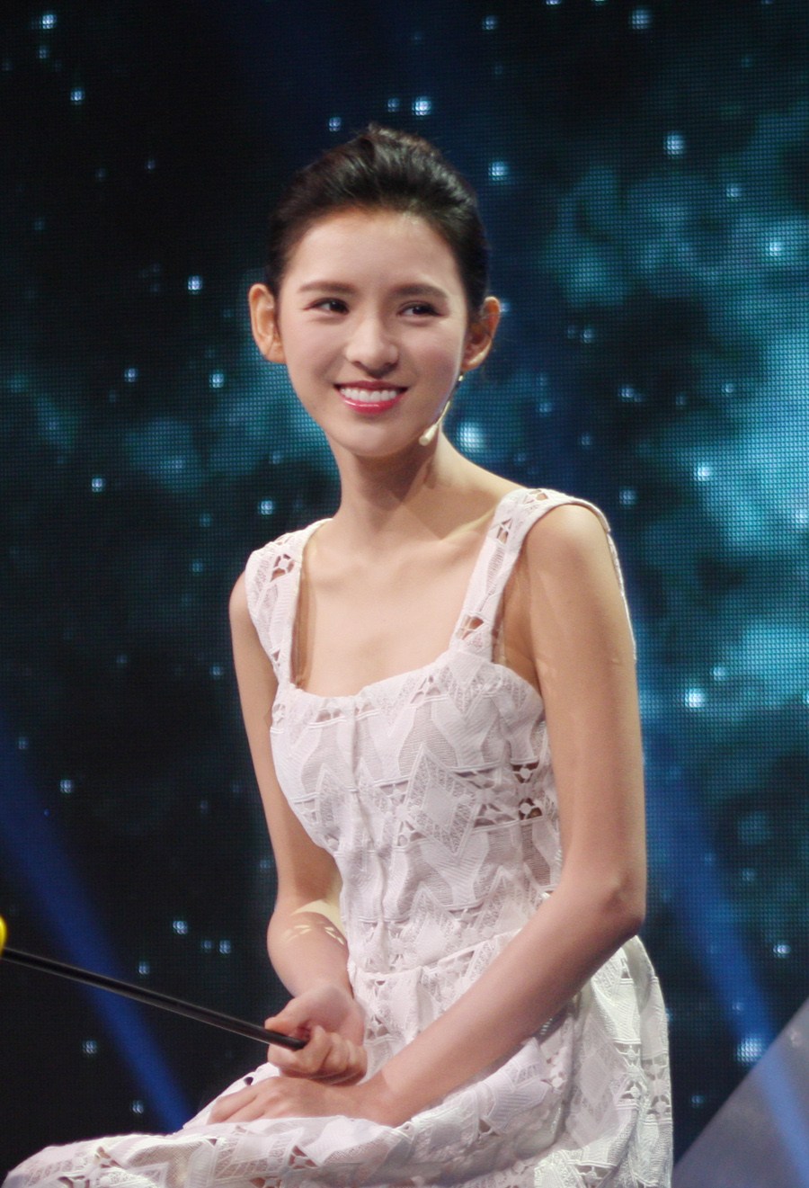 张予曦宛如白天鹅,早期出席活动白色连衣裙亮相,尽显得纯洁优雅