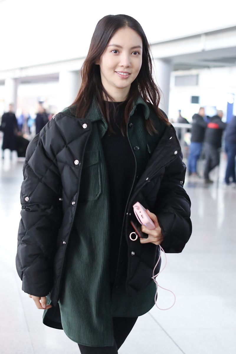 年轻就是资本!金晨机场街拍满脸胶原蛋白,穿搭简单气质难挡