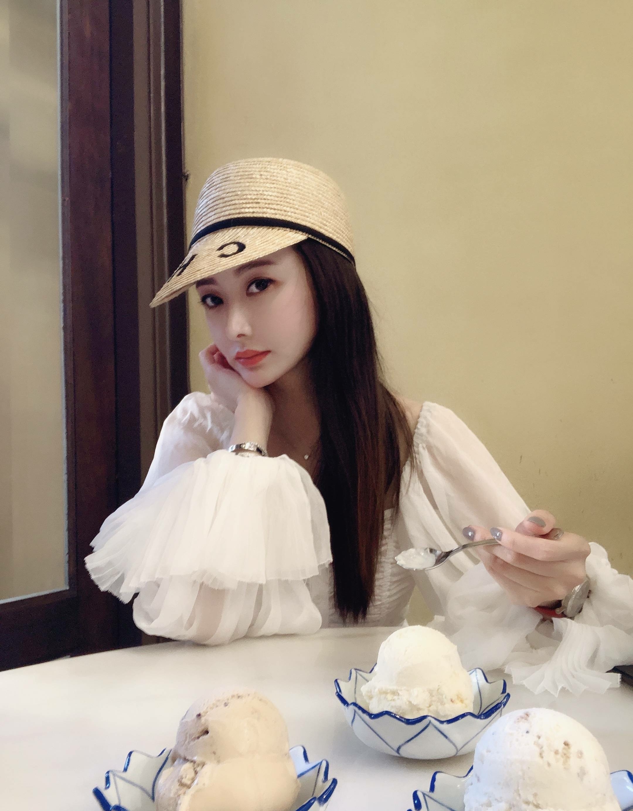 她叫贾喻冰,身高174cm,来自上海,你觉得几分呢?