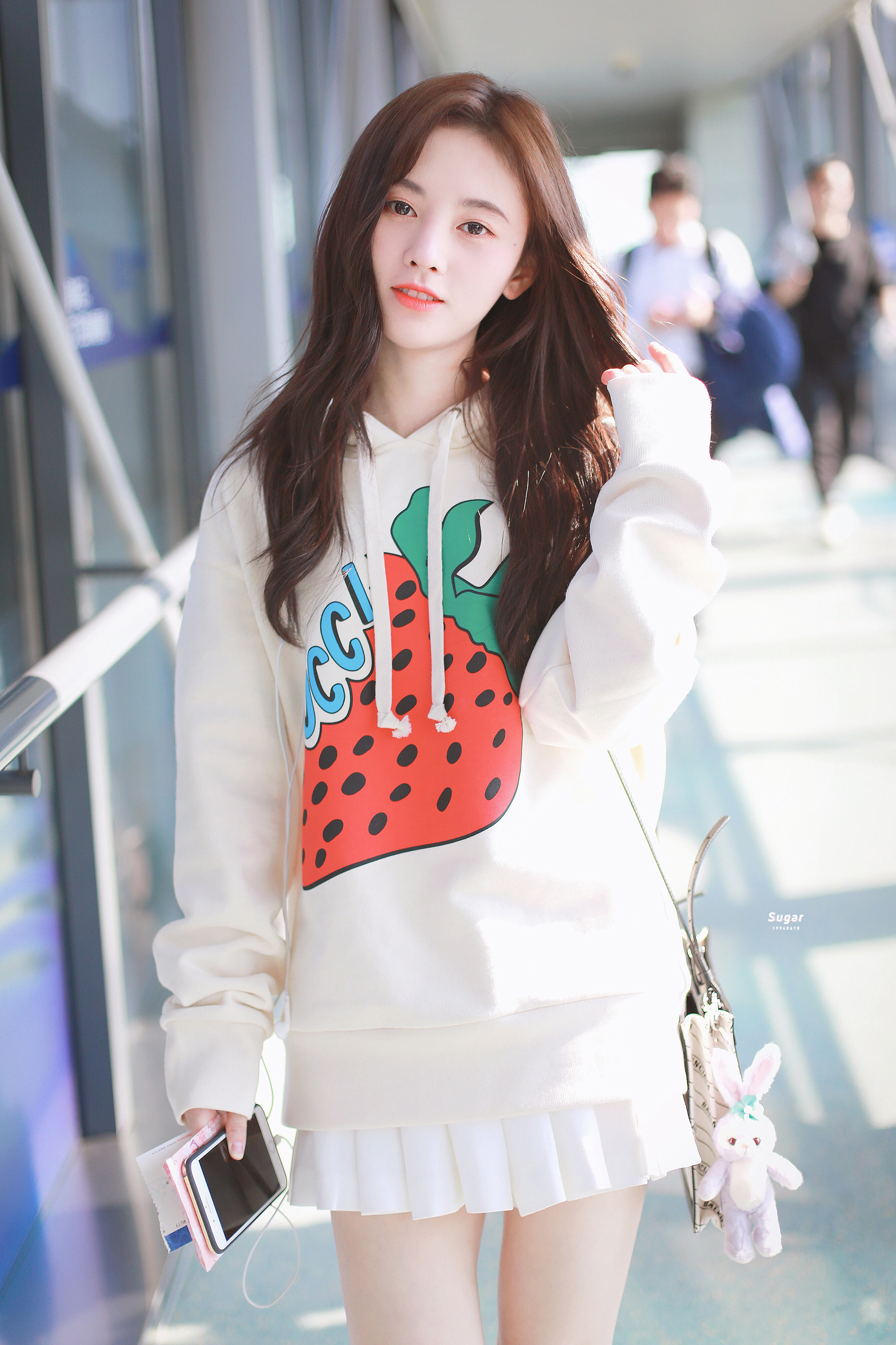 鞠婧祎又把卫衣当裙穿?只是多搭配了一条百褶裙,居然更甜美了!