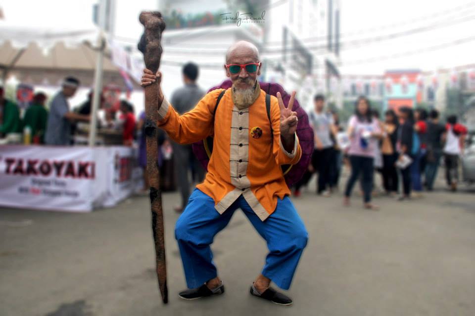 印尼老汉也有一颗玩cosplay的心!他扮演的这个龟仙人堪称神还原