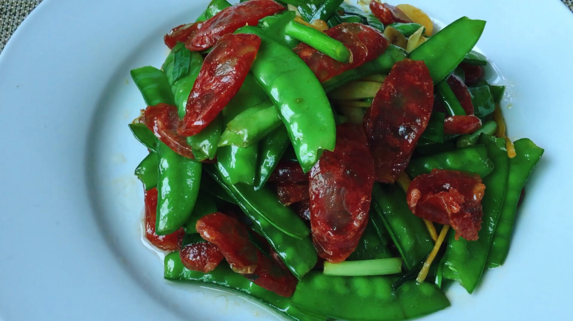 广式“荷兰豆炒腊肠”,这样做才是对的,比蒸的还好吃