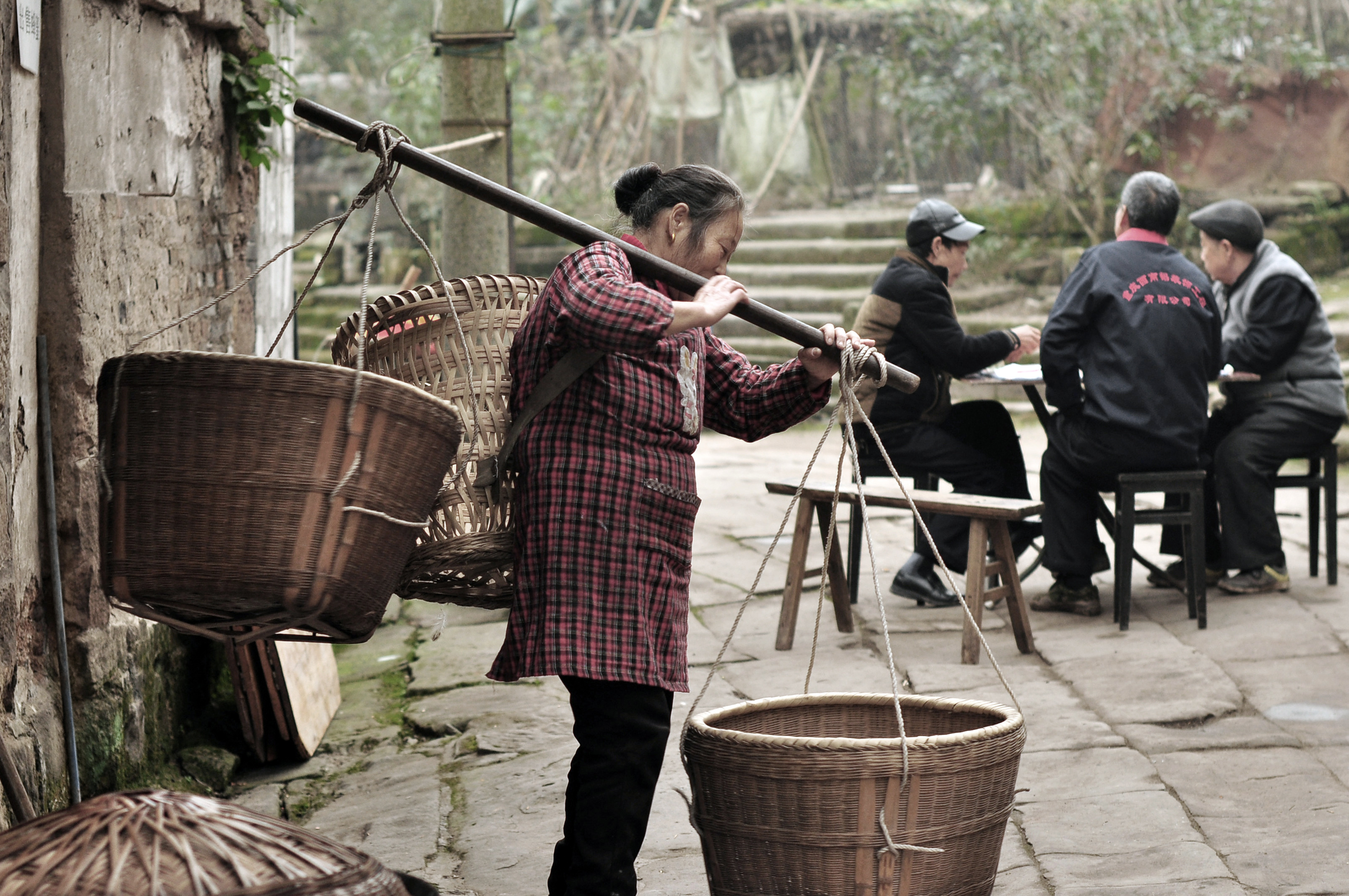 挑着箩筐去运粮食
