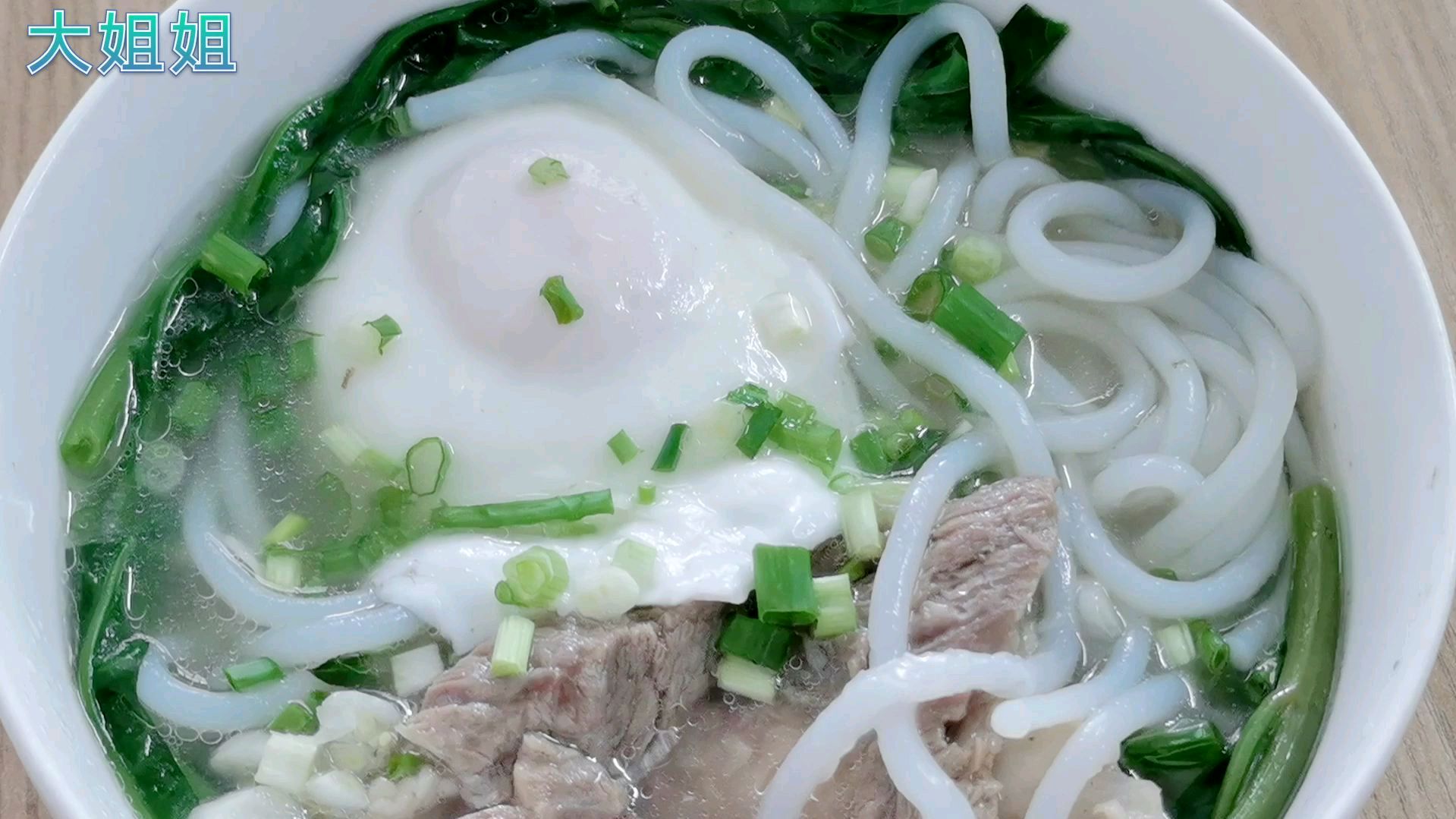 桂林米粉好吃做法,加1个鸡蛋再配上大骨汤,鲜香味美的营养早餐
