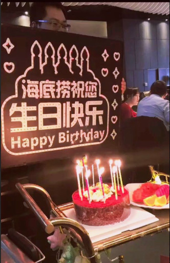 蔡萝莉海底捞过生日?蛋糕都是店员送的,网友:别再叫富二代了