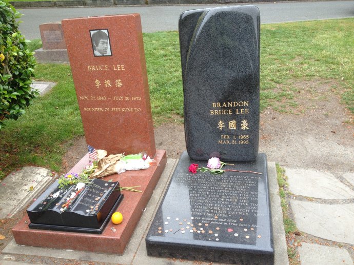 李小龙墓碑,儿子相伴一旁,其中一句话引人深思,也让人佩服!