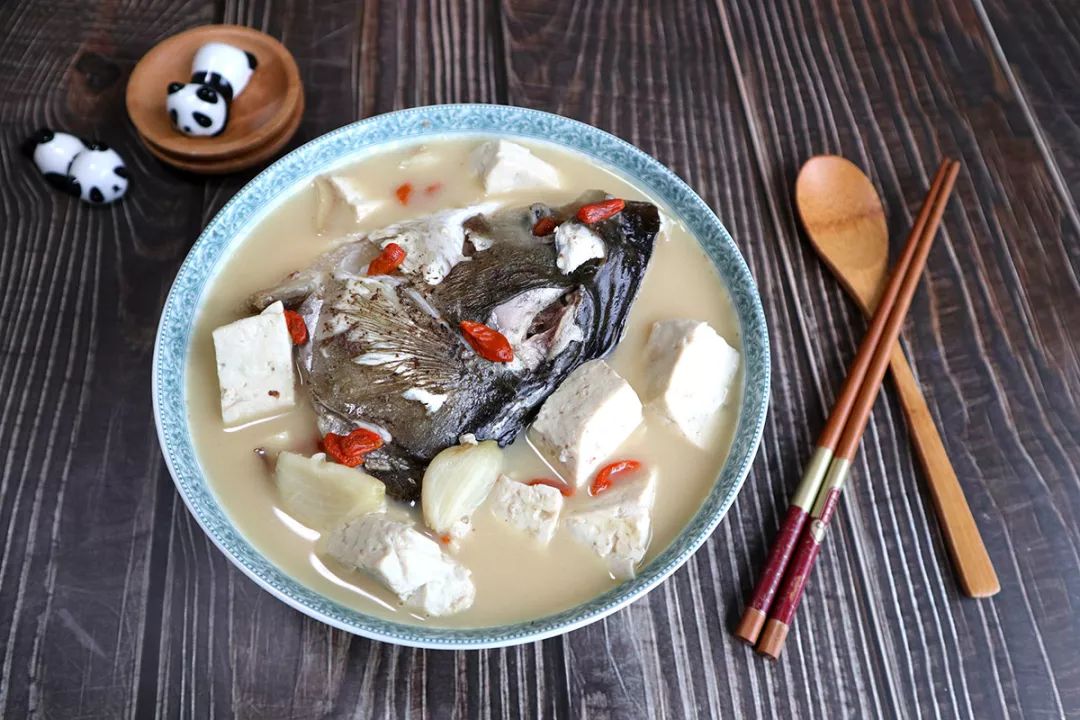 鱼头炖豆腐:鲜香不腥,营养又补钙,孩子要多吃