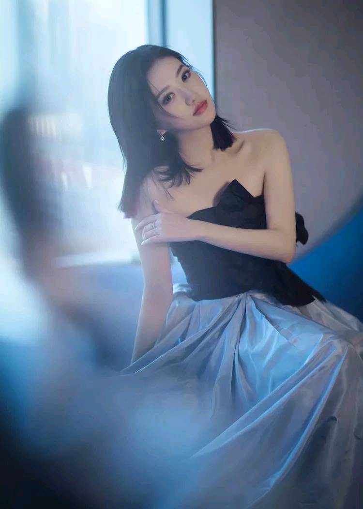 景甜的蓝色礼服被吐槽像床单,拍出照片来却唯美动人