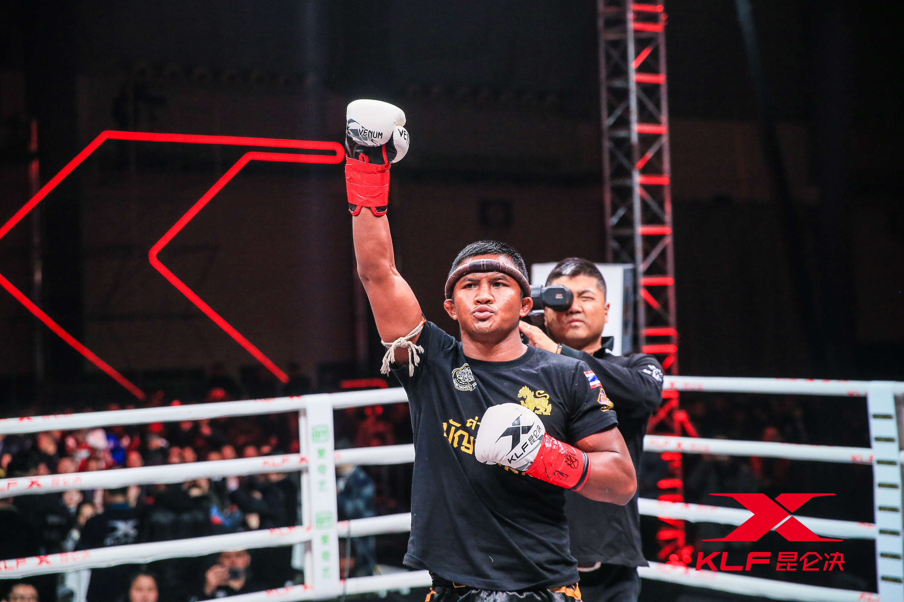 昆仑决搏击春晚:播求ko赛前与他口水战的艾曼 高清组图奉上