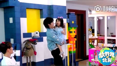 《放开我北鼻》华晨宇对哈琳满满宠溺 et表示实名制羡慕!